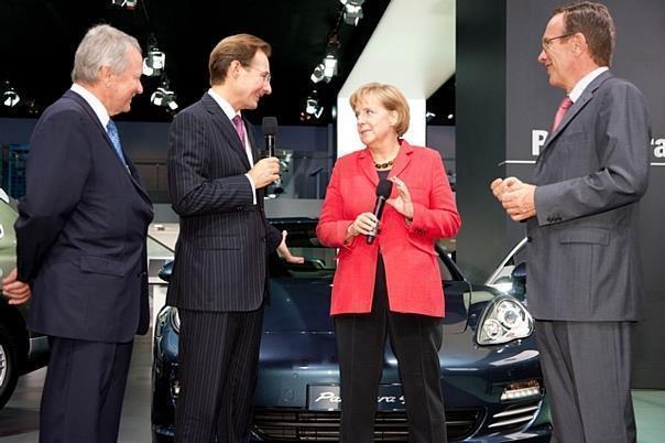 Stippvisite auf dem Porsche-Stand: Bundeskanzlerin Merkel wird begrüßt von Porsche-AR-Chef Wolfgang Porsche, Porsche-Chef Michael Macht und VDA-Präsident Matthias Wissmann (v.l.) Foto: Porsche/auto-reporter.net 